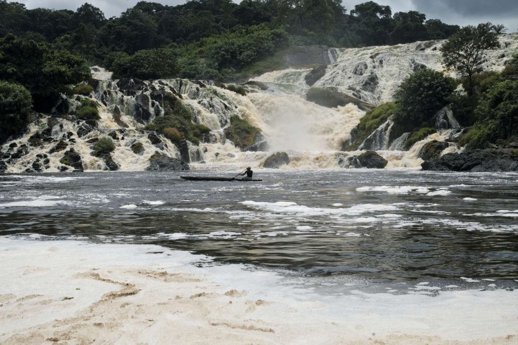 Vue panoramique des Chutes de Kongou, l'une des plus puissantes cascades d'Afrique centrale